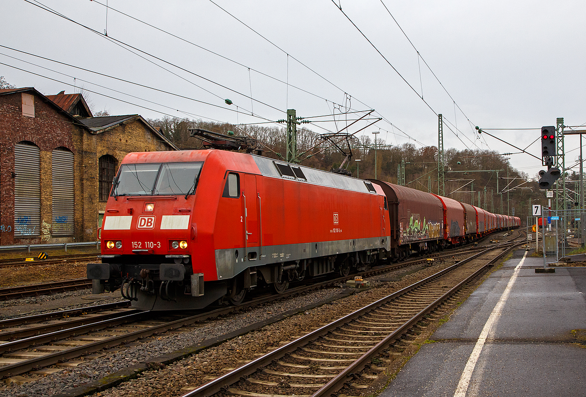 Die 152 110-3 (91 80 6152 110-3 D-DB) der DB Cargo AG fährt am 08.12.2021 mit einem Coilzug durch Betzdorf (Sieg) in Richtung Siegen.

Die Siemens ES64F wurde 2000 noch von Krauss-Maffei in München-Allach unter der Fabriknummer 20237 für die Deutsche Bahn AG gebaut.
