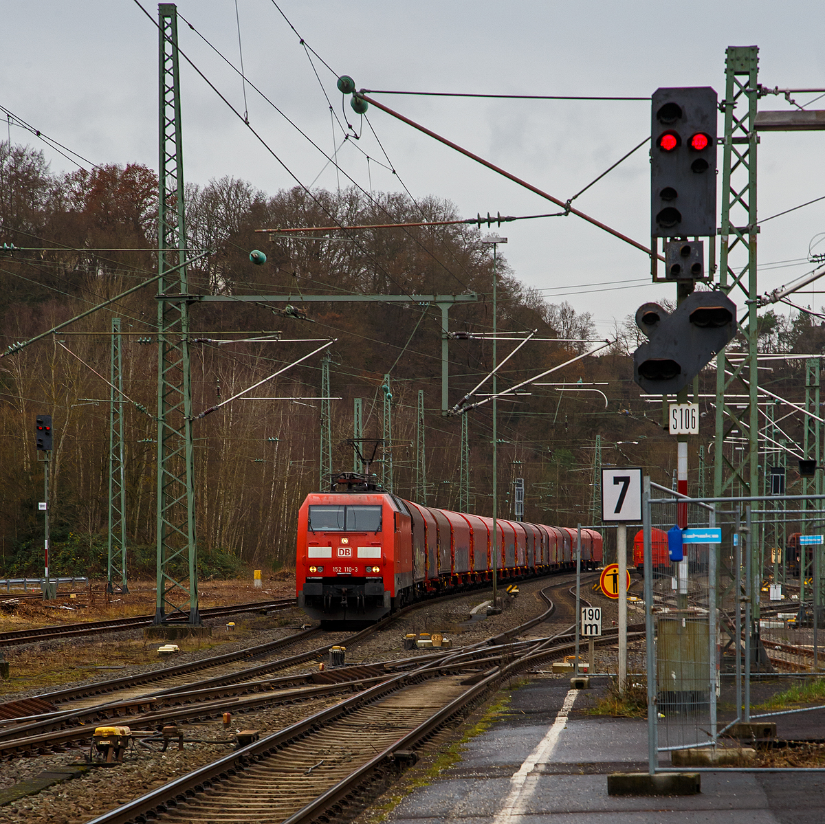 Die 152 110-3 (91 80 6152 110-3 D-DB) der DB Cargo AG fährt am 08.12.2021 mit einem Coilzug durch Betzdorf (Sieg) in Richtung Siegen.

Die Siemens ES64F wurde 2000 noch von Krauss-Maffei in München-Allach unter der Fabriknummer 20237 für die Deutsche Bahn AG gebaut.

