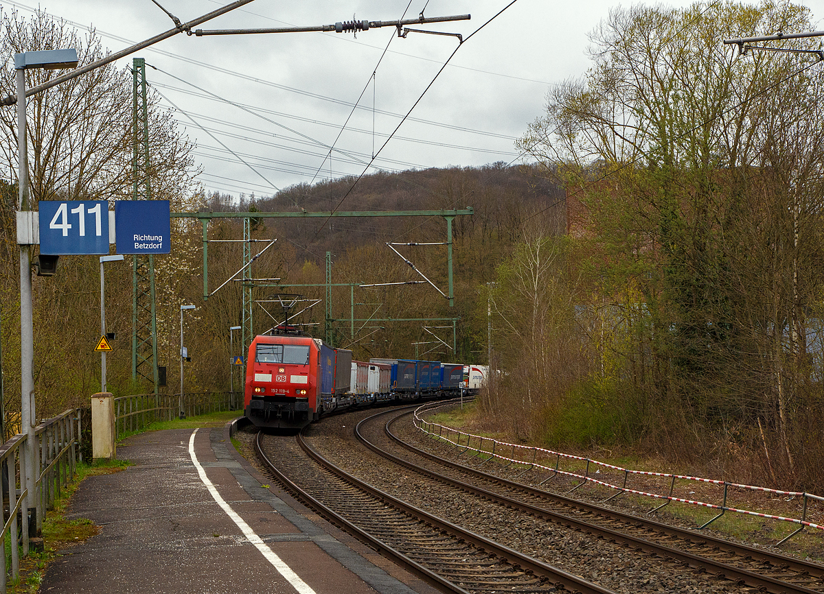 Die 152 119-4 (91 80 6152 119-4D-DB) der DB Cargo AG, fährt am 08.04.2022 mit einem KLV-Zug durch den Bf Scheuerfeld (Sieg) in Richtung Siegen.
Nochmals einen lieben Gruß an den netten Lokführer zurück.

Die Siemens ES64F wurde 2000 von Siemens in München-Allach unter der Fabriknummer 20246 für die DB Cargo AG gebaut.
