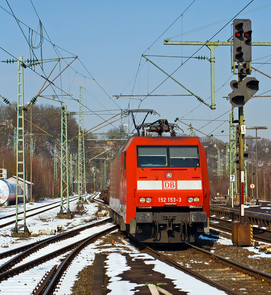 
Die 152 153-3 (91 80 6152 153-3 D-DB) der DB Schenker Rail fährt am 15.03.2013 mit einem gemischten Güterzug durch den Bahnhof Betzdorf/Sieg in Richtung Siegen. 

Die Siemens ES 64 F wurde 2000 von Siemens in München unter der Fabriknummer 20280 gebaut. 

Hinweis: Aufnahme von der Bahnsteig aus.