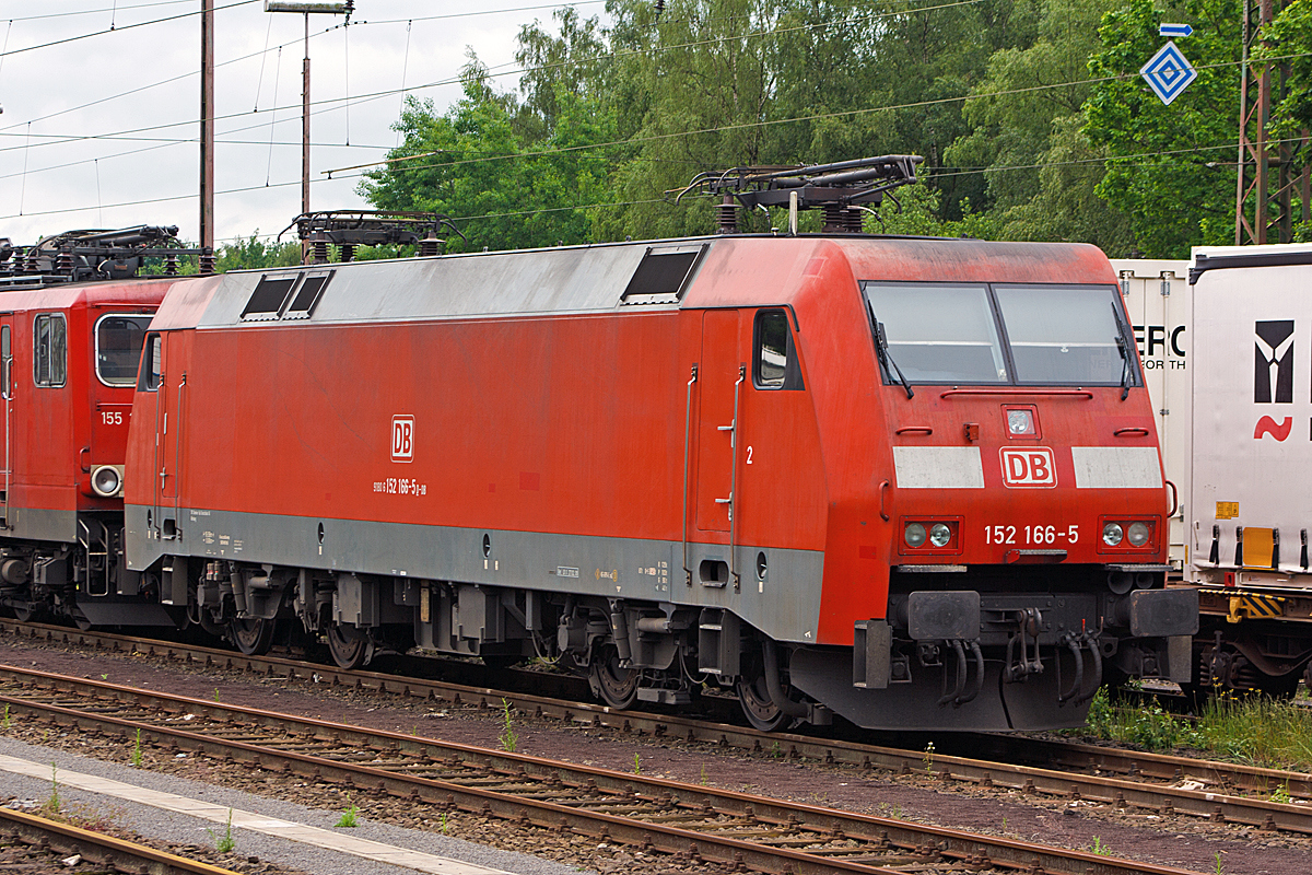 
Die 152 166-5 der DB Schenker Rail Deutschland AG abgestellt am 30.05.2014 in Kreuztal. 

Die Siemens ES 64 F wurde 2001 bei Siemens Krauss-Maffei unter der Fabriknummer 20293 (KM 91998) gebaut, sie hat aktuelle NVR-Nr.  91 80 6152 166-5 D-DB und die  EBA 96Q15A 166 

Als Ersatz für die schweren E-Loks der BR 150 und für Einsatzgebiete der BR 151 / 155 wurde die Beschaffung der Drehstromlok der BR 152 (Siemens ES64F) eingeleitet, sie ist eine Hochleistungslokomotive aus der Siemens ES64 EuroSprinter-Typenfamilie für den schweren Güterzugverkehr, die auch für Personenzüge genutzt werden kann.