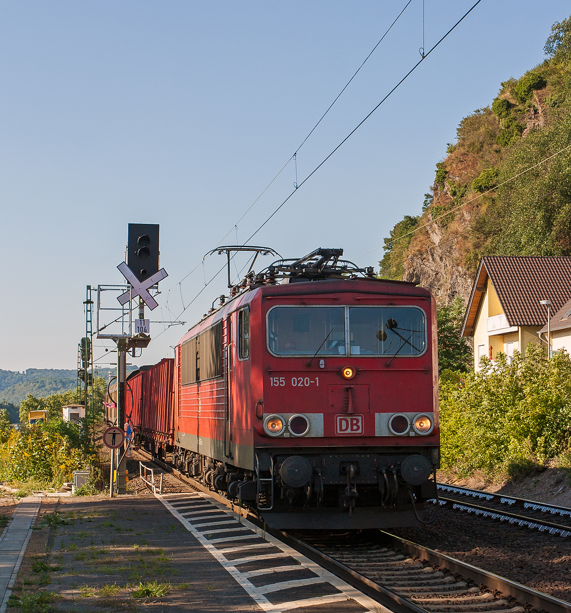 Die 155 020-1 (91 80 6155 020-1 D-DB) der DB Cargo AG, ex DR 250 020-5, fährt am 05.09.2013 mit einem gemischten Güterzug durch den Bf. Leubsdorf/Rhein in Richtung Süden.

Die Lok wurde 1977 von LEW (VEB Lokomotivbau Elektrotechnische Werke Hans Beimler) in Hennigsdorf unter der Fabriknummer 14780 gebaut und als 250 020-5 an die DR (Deutsche Reichsbahn) geliefert. Im Jahr 2020 ging sie nach Leverkusen-Opladen und wurde bei der Fa. Bender Rohstoff-Recycling e. K. zerlegt und verschrottet.