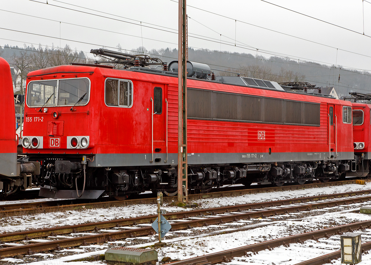 
Die 155 171-2  (91 80 6155 171-2 D-DB) der DB Schenker Rail Deutschland AG, ex DR 250 171-6, ist am 25.01.2015 in Kreuztal im Abstellbereich abgestellt.

Die Lok wurde 1982 bei LEW (VEB Lokomotivbau Elektrotechnische Werke Hans Beimler) in Hennigsdorf unter der Fabriknummer 17861gebaut und als 250 171-6 an die DR (Deutsche Reichsbahn) geliefert, 1992 umgezeichnet in DR 155 171-2 und 1994 in DB 155 171-2.