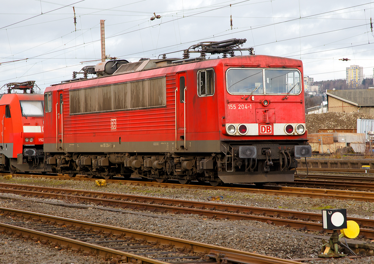 
Die 155 204-1 (91 80 6155 204-1 D-DB) der DB Schenker Rail Deutschland AG, ex DR 250 204-5, ist am 24.12.2015 in Kreuztal abgestellt.

Wie alle dieser sogenannten   Strom-Container  wurde auch dieser LEW (VEB Lokomotivbau Elektrotechnische Werke Hans Beimler) in Hennigsdorf gebaut. Dieser im Jahre 1983 unter der Fabriknummer 18189,  und als 250 204-5 an die DR (Deutsche Reichsbahn) geliefert. Die Umzeichnung in DR 155 204-1 erfolgte 1992 und zum 01.01.1994 dann in DB 155 204-1.
