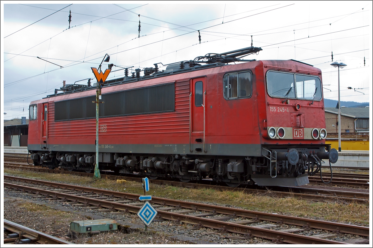 Die 155 245-4  (ex DR 250 245-8) der DB Schenker Rail Deutschland AG abgestellt am 15.03.2014 in Kreuztal. 

Der  Strom-Container  wurde 1984 bei LEW (VEB Lokomotivbau Elektrotechnische Werke Hans Beimler) in Hennigsdorf unter der Fabriknummer 17904 gebaut und als 250 245-8 an die DR (Deutsche Reichsbahn) geliefert. Nach einem Unfall im Jahre 2002 wurde sie 2003 unter Verwendung des Lokrahmens von 155 166-2 neuaufgebaut. Seit 2007 hat sie die NVR-Nummer 91 80 6155 245-4 D-DB und die  EBA-Nummer  EBA 95O01A 025.
Zwischenzeitlich galt sie sogar als ausgemustert.
