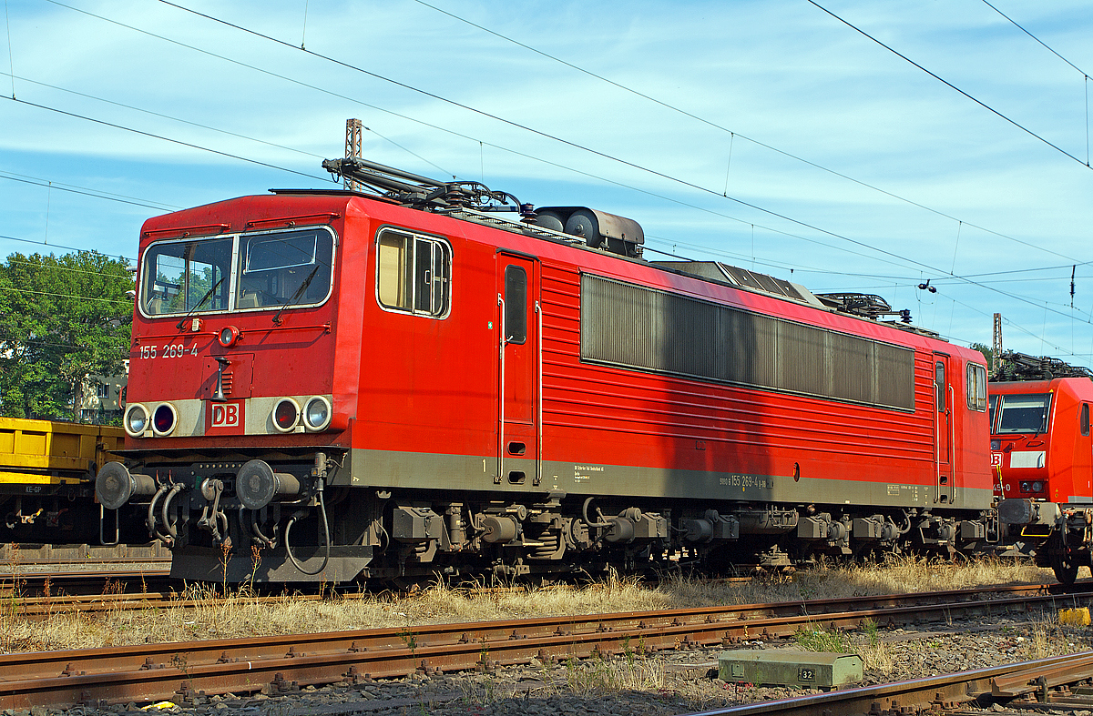 
Die 155 269-4 der DB Schenker Rail Deutschland AG, ex DR 250 269-8, ist am 18.07.2014 in Kreuztal abgestellt.

Die Lok wurde 1984 bei LEW (VEB Lokomotivbau Elektrotechnische Werke Hans Beimler) in Hennigsdorf unter der Fabriknummer 18289 gebaut und als 250 269-8 an die DR (Deutsche Reichsbahn) geliefert, 1992 umgezeichnet in DR 155 269-4 und 1994 in DB 155 269-4

Seit 2007 hat sie die NVR-Nummer  1 80 6155 269-4 D-DB.