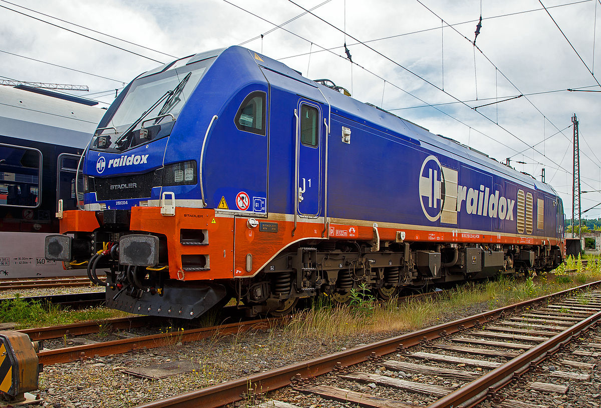 Die 159 233 (90 80 2159 233-6 D-RCM) eine sechsachsige Stadler EURODUAL der Raildox GmbH & Co. KG (geleast oder gemietet �ber die ELP - European Loc Pool AG, Schweiz) ist am 03.06.2022 beim Hbf Siegen abgestellt. 

Die Co'Co'- Lok wurde 2021 von Stadler Rail Valencia S.A.U. (Spanien) unter der Fabriknummer  4122 gebaut und an die ELP - European Loc Pool AG in Frauenfeld (CH) ausgeliefert. Sie hat die Zulassungen f�r Deutschland und �sterreich.

Die neue sechsachsige Hybridlokomotive ist mehr als nur eine Lokomotive f�r die  letzte Meile  und bietet zwei L�sungen in einem. Sie kann auf elektrifizierten und nicht-elektrifizierten Strecken eingesetzt
werden. W�hrend der Fahrt ist es m�glich, von der elektrischen Oberleitung auf Diesel umzuschalten. Die EuroDual Deutschland / �sterreich und Skandinavien k�nnen auf elektrifizierten Strecken mit 15 kV 16,7 Hz und 25 kV 50 Hz eingesetzt werden, sie haben im elektrischen Betrieb eine Leistung von 6.150 kW. F�r nicht elektrifizierte Strecken besitzt die EuroDual einem leistungsstarken Dieselmotor mit 2.8 MW Leistung. Die Lokomotiven f�r Skandinavien verf�gen �ber ein Winterpaket f�r den zuverl�ssigen Betrieb bei extremen Wetterbedingungen mit Schnee und Eis. Sie sind f�r Temperaturen bis zu -40 �C ausgelegt. 

Je nach Zugzusammenstellung kann eine einzige Co'Co'-Hybridlokomotive zwei Bo'Bo'-Lokomotiven in Doppeltraktion ersetzen. Die modernste dreiachsige Drehgestell-Technologie erm�glicht einen geringeren Verschlei� der Infrastruktur und f�hrt dadurch zu tieferen Trassenkosten.

Technologie
• Moderne Duallokomotive f�r G�terz�ge
• AC-Traktionssystem mit IGBT, ein Wechselrichter pro Achse
• Hohe Anfahrtszugkraft dank Einzelachsansteuerung und beste Leistung im Dieselbetrieb
• �u�erst geringe Querkr�fte bei der Spurf�hrung (nicht selbstlenkendes Drehgestell)
• Ausger�stet mit ETCS BL3 und PZB f�r Deutschland oder ATC2 f�r Skandinavien

TECHNISCHE DATEN:
Inbetriebsetzung: 2021
Spurweite: 1.435 mm (Normalspur)
Achsanordnung: Co’Co’ 
L�nge �ber Puffer: 23.020 mm
Drehzapfenabstand: 14.000 mm
Breite: 2.900 mm
H�he: 4.290 mm
Achsabstand im Drehgestell: 3.600 mm (2 x 1.800 mm)
Treibdurchmesser: 1.067 mm (neu)
Eigengewicht: 123 t
Achslast: 21 t
H�chstgeschwindigkeit: 120 km/h
Elektrische Leistung am Rad bei 25 kV 50 Hz: 7.000 kW
Elektrische Leistung am Rad bei 15 kV 16.7 Hz: 6.150 kW
Leistung bei Dieselantrieb: 2.800 kW (3.807 PS)
Anfahrzugkraft: 500 kN
Elektrische Bremskraft : 240 kN

Dieselmotor: 
Motorbauart: Caterpillar  V-16-Viertakt-Dieselmotor mit Abgasturbolader und Ladeluftk�hlung  vom Typ CAT C175-16
Motorleistung: 2.800 kW (3.807 PS)
Motornenndrehzahl: 1.800 U/min
Hubraum: 84,67 l (Bohrung � 175 mm / Hub 220 mm)
Motorgewicht (trocken): ca. 13.000 kg
Motorabmessung: 4.515 x 1.845 x 2.478 mm (l x b x h)
Abgasnorm: IIIB

Anzahl der Fahrmotoren: 6
Antrieb: elektrisch oder dieselelektrisch
Speisespannung: 25 kV 50 Hz und 15 kV 16.7 Hz
Tankinhalt Diesel: 3.500 l
Tankinhalt Urea: 400 l (f�r Abgasbehandlung selektive katalytische Reduktion („AdBlue“))
Bremse: KE-GP-E mZ (D)
Bremssystem Mechanisch: Pneumatisch 
Bremssystem Dynamisch: Regenerativ/Rheostatisch
Prim�r Federung: Schraubenfedern
Sekund�r Federung: Gummi-Metall Vertikal- und Horizontald�mpfer
Zugbeeinflussung: PZB, ETCS

Quellen: ELP, Stadler Rail und CAT
