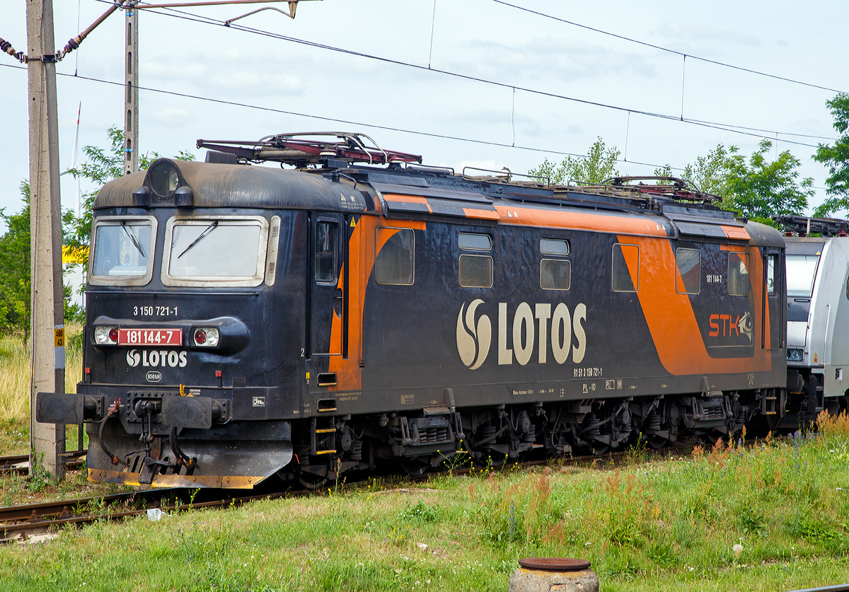 
Die 181 144-7 (91 51 3 150 721-1 PL-ID), ex ČD 181 144-7, eine ET23 der LOTOS Kolej ist am 27.06.2017 in Rzepin / Polen (deutsch Reppen) abgestellt.

Diese Loks vom Typ Škoda 31E2 werden in Polen als Baureihe ET 23 und stammt aus dem Bestand der ČD (České dráhy, deutsch Tschechische Bahnen). 

Die PKP hatte nie diese Maschinen gekauft, doch 2005 gelangten die ersten Exemplare (181 009, 039 und 116) an private polnische Eisenbahnunternehmen wie PCC-Rail und LOTOS Kolej. Sie waren bei der CD überflüssig geworden, da ein Überbestand vorhanden war und vor allem die Tendenz bestand, sechsachsige Maschinen durch vier-achsige zu ersetzen. In den Folgejahren kamen viele weitere 181er nach Polen, wobei die meisten immer noch Eigentum der  CD bzw. der CD-Cargo sind und an die polnischen Betreiber nur vermietet sind (wie diese hier auch).

Diese ČSD-Baureihe E 669.1,  (ab 1988: ČD Baureihe 181) ist eine sechsachsige elektrische Güterzuglokomotive der einstigen Tschechoslowakischen Staatsbahn ČSD für das 3-kV-Gleichstromsystem im Norden und Osten der ehemaligen Tschechoslowakei. Sie entstand als Weiterentwicklung aus der ebenfalls sechsachsigen Baureihe E 669.0. 

Nachdem die beiden Prototypen E 669.001 und 002 die in sie gestellten Erwartungen erfüllten, wurden in Ableitung ihrer Konstruktion die Serienlokomotiven bei Škoda in Plzeň (Pilsen) in den Jahren 1961 und 1962 hergestellt. Die Lokomotiven wurden in zwei Serien (001-080) Škoda 31E1 und (081-150) Škoda 31E2 gebaut. Die Lokomotiven der ersten Serie hatte eine verringerte Leistung, da sie für den Betrieb auf 1,5 kV Gleichstrom mit niederen Leistungen in den Fahrmotoren ausgelegt waren.

Die Lokomotiven wurden ausschließlich für den schweren Güterzugdienst und für den Schiebedienst hergestellt.

Der Lokkasten ist geschweißt mit Stahlplatten, in der Ausführung erscheint er so wie die anderen Lokomotiven von Škoda der 1. Generation. Er besitzt nur einen Aufstieg zu dem Führerstand, auf der linken Seite. 

Die Drehgestelle sind mit dem Rahmen des Lokkastens über den Drehzapfen gelagert und sekundär abgefedert. Ursprünglich geschah diese Federung mit einer Blattfeder, nach einer späteren Rekonstruktion wurde diese durch ein Paket Schraubenfedern ersetzt, welches den Lokkasten trägt. Die Achsen sind mit 2 Blattfedern im Drehgestellrahmen gefedert. Die mittlere Achse hat einen um 10 mm geschwächten Radreifen. Beide Drehgestelle sind durch eine Kupplung miteinander verbunden.

Die Lokomotive wird gesteuert durch eine Widerstandssteuerung, die über einen Hauptkontroler elektropneumatisch angesteuert werden. Der Hauptkontroler wird durch den Fahrschalter betätigt. Die Lokomotive besitzt 42 Fahrstufen. Die Traktionsfahrmotoren sind als Tatzlagerfahrmotoren ausgeführt. Die Lokomotiven sind ausgerüstet mit einem Gleitschutz und einer Sicherheitsfahrschaltung.

Die Lokomotiven beeindruckten von Anfang an durch ihre enorme Zugkraft und ihre ruhige Gleislage vor schweren Zügen. Sehr vorteilhaft sind auch ihre einfache Konstruktion und ihre Zuverlässigkeit. Obwohl sie schon sehr alt sind, sind sie nach wie vor beliebte Maschinen. 

Ihr Hauptnachteil war allerdings, dass durch das dreiachsige Drehgestell im Bogen die Geschwindigkeit herabgesetzt werden musste, ansonsten beschädigten die Radreifen der dreiachsigen Drehgestelle die Schienen. Auf Grund dieser Eigenschaft, und durch sinkende Transportleistungen im Güterverkehr, sind die Fahrzeuge im großen und ganzem durch die neue Reihe 163 verdrängt, die dank ihrer zweiachsigen Drehgestelle solche Deformationen des Oberbaues vermeidet.

Alle Lokomotiven gingen nur in den Bestand der ČD über. Obwohl für die heutigen Transportleistungen vierachsige Lokomotiven ausreichend sind, befinden sich noch einige Lokomotiven der großen Güterzug-Elektrolokomotive im Dienst.

Zurzeit befinden ca. 50 Maschinen in Polen.

TECHNISCHE DATEN:
Gebaute Stückzahl: 150
Baujahre: 1961 und 1962
Spurweite: 1.435 mm
Achsfolge: Co’Co’
Länge über Puffer:  18.800 mm
Drehzapfenabstand: 	9.400 mm
Achsabstand im Drehgestell: 2.500 und 2.300 mm 
Treibraddurchmesser: 	1.250 mm
Breite:  2.950 mm
Kleinster bef. Halbmesser: 	125 m
Dienstgewicht: 	124,2 t
Radsatzfahrmasse:  20,7 t
Höchstgeschwindigkeit:  90 km/h
Dauerleistung: 	2.790 kW (ab 080) /  2.610 kW (001–080)
Anfahrzugkraft: 	345 kN
Dauerzugkraft: 213 kN
Stromsystem:  3 kV DC (Gleichstrom)
Anzahl der Fahrmotoren: 6 Stück vom Typ 2 AD 4346 gT (ab 080) mit 465 kW Leistung
Antrieb: Der Antrieb erfolgte durch sechs tatzgelagerte Gleichstrom-Reihenschlussmotoren mit beidseitiger Übertragung des Drehmoments auf Radsätze über schräg-verzahnte Getrieberäder.   
Getriebeübersetzung: 1:4,24
Bremse: Klotzbremse DAKO

