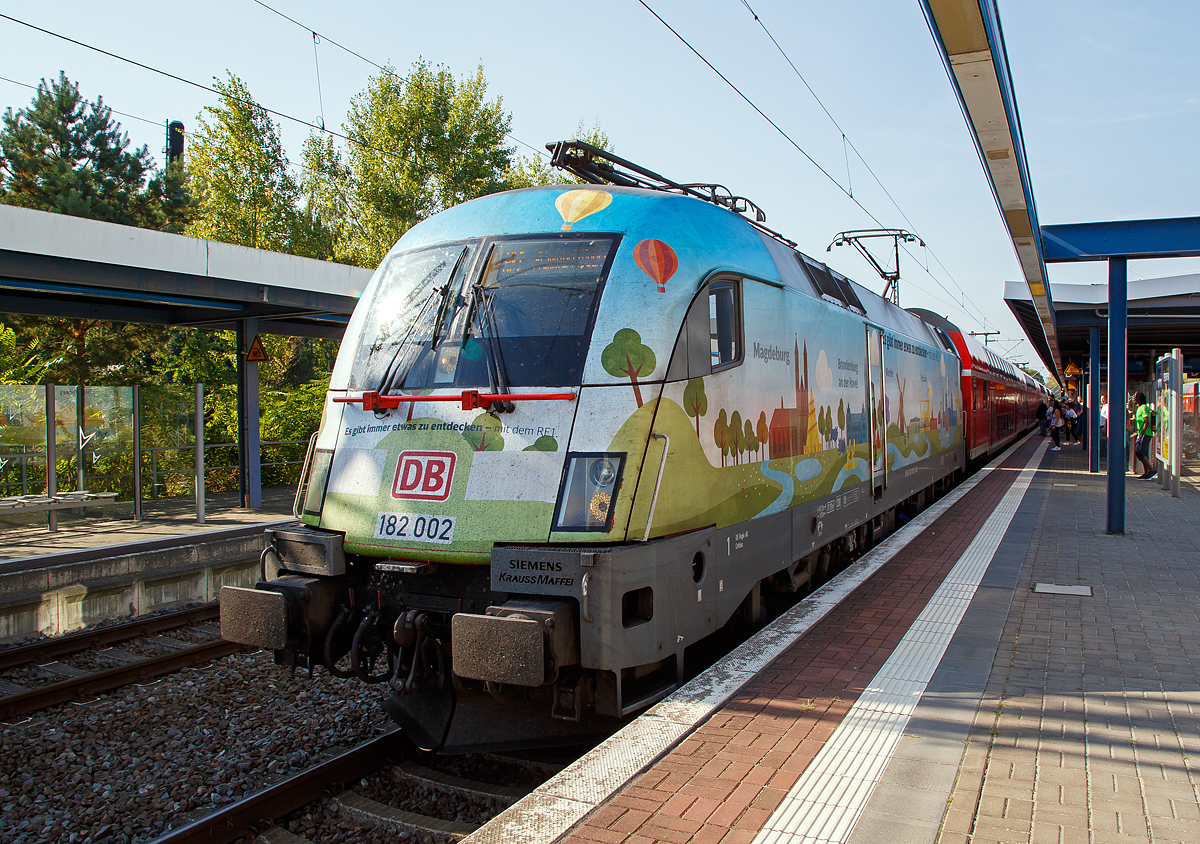 Die 182 002-6  Es gibt immer was zu entdecken mit dem RE1  (91 80 6182 002-6 D-DB) der DB Regio steht am 19.09.2018 im Hauptbahnhof Brandenburg an der Havel.mit dem RE 1 nach Frankfurt (Oder) zur Abfahrt bereit. 

Die Lok wurde 2001 von Krauss-Maffei in München unter der Fabriknummer 20299 gebaut. 