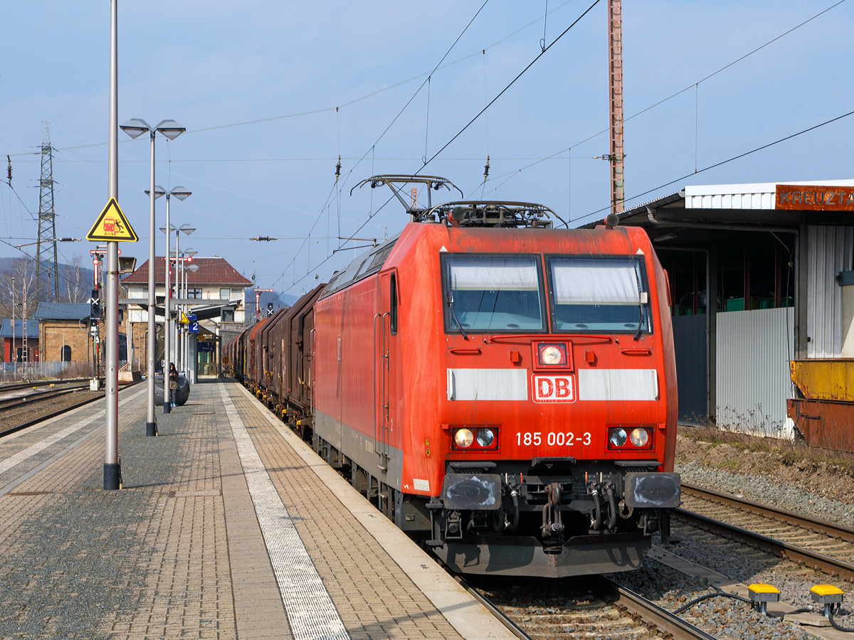 
Die 185 002-3 der DB Schenker Rail Deutschland AG fährt am 23.03.2015 aus Richtung Hagen mit einem Coil-Güterzug durch den Bahnhof Kreuztal, den sie gleich im Ragierbahnhof abstellt. 

Die TRAXX F140 AC wurde 2000 von ABB Daimler-Benz Transportation GmbH (ADtranz) in Kassel unter der Fabriknummer 33399 gebaut. 
Sie hat die aktuelle NVR-Nummer 91 80 6185 002-3 D-DB und EBA-Nummer EBA 99A22C 002.