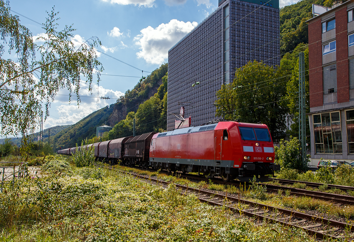 Die 185 016-3 (91 80 6185 016-3 D-DB) der DB Cargo AG fährt am 02.09.2020 mit einem Coilzug bei Koblenz-Oberwerth über die Linke Rheinstrecke (KBS 471) in Richtung Koblenz Hbf. Rechts die Koblenzer Brauerei (früher Königsbacher Brauerei).

Die TRAXX F140 AC1 wurde 2001 von  Bombardier in Kassel unter der Fabriknummer 33413 gebaut.
