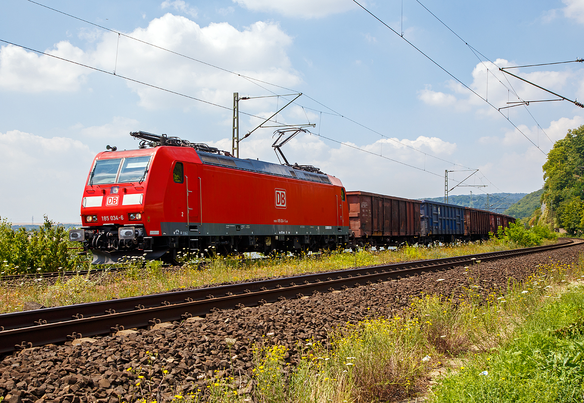 
Die 185 034-6 (91 80 6185 034-6 D-DB) der DB Cargo fährt am 07.07.2018 mit eimem Güterzug durch Neuwied-Feldkirchen in Richtung Süden. 

Die TRAXX F140 AC1 wurde 2001 von Bombardier unter der Fabriknummer 33432 gebaut. Sie hat die Zulassung für Deutschland und Frankreich. Gut zu erkennen sind auch die vier Stromabnehmer. 