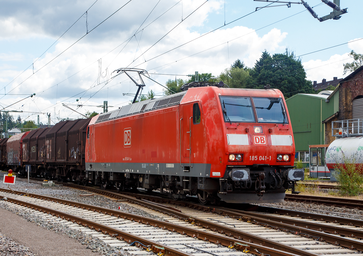 
Die 185 041-1 (91 80 6185 041-1 D-DB) der DB Cargo Deutschland AG fährt am 15.07.2017 mit einem Coilzug durch den Bahnhof Betzdorf/Sieg in Richtung Köln. 

Die TRAXX F140 AC1 wurde 2001 von Bombardier in Kassel unter der Fabriknummer 33430 gebaut.