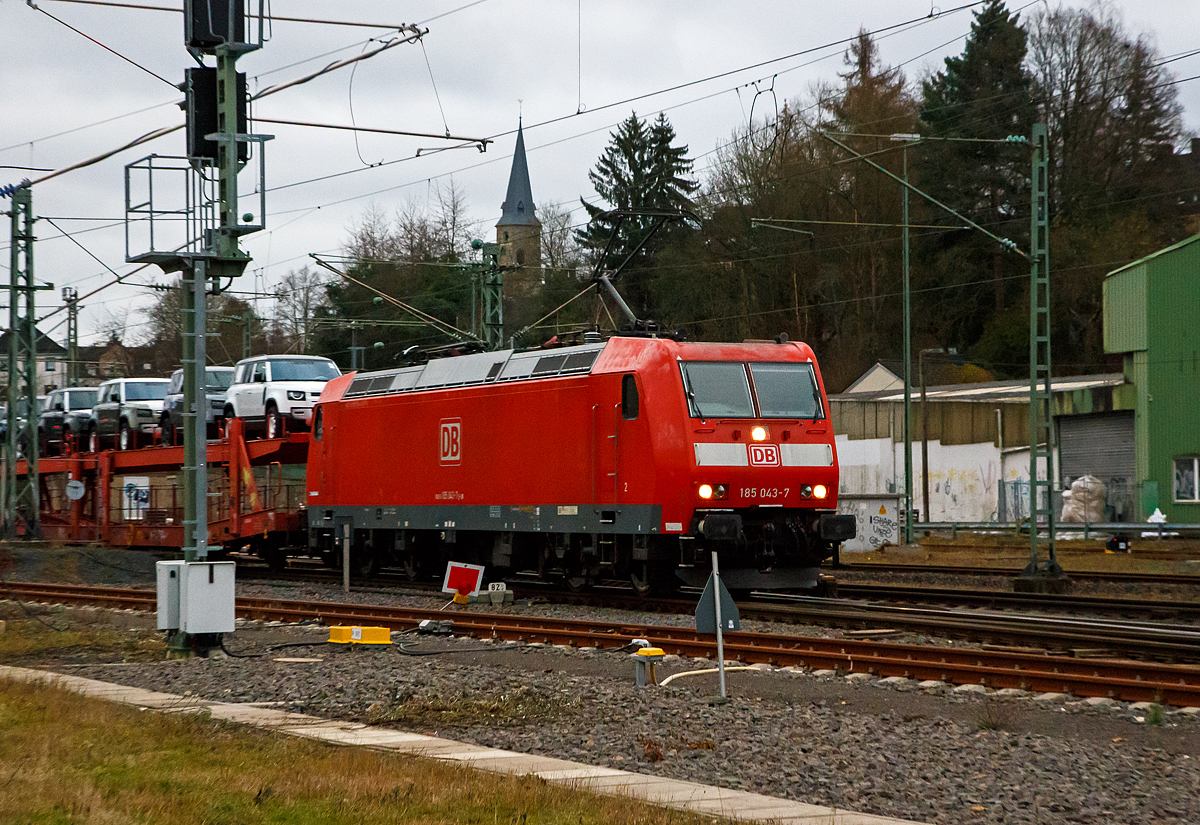 Die 185 043-7(91 80 6185 043-7 D-DB) fährt am 03.12.2021 mit einem Autotransportzug der DB Cargo Logistics GmbH (ex ATG Autotransportlogistic GmbH) durch Betzdorf/Sieg in Richtung Köln.

Die TRAXX F140 AC wurde 2001 von ABB Daimler-Benz Transportation GmbH, (Adtranz) in Kassel unter der Fabriknummer 33442 gebaut. Sie hat die Zulassungen für Deutschland und Österreich.
