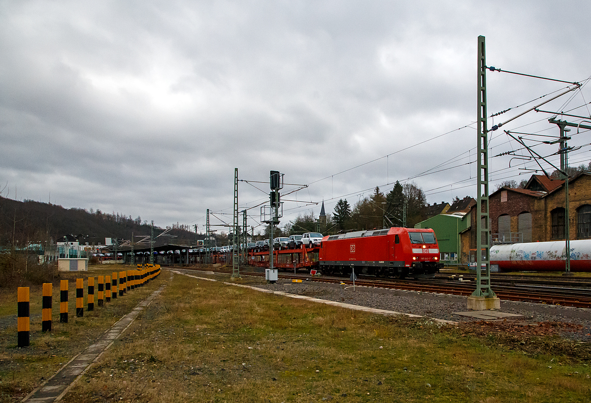 Die 185 043-7(91 80 6185 043-7 D-DB) fährt am 03.12.2021 mit einem Autotransportzug der DB Cargo Logistics GmbH (ex ATG Autotransportlogistic GmbH) durch Betzdorf/Sieg in Richtung Köln.

Die TRAXX F140 AC wurde 2001 von ABB Daimler-Benz Transportation GmbH, (Adtranz) in Kassel unter der Fabriknummer 33442 gebaut. Sie hat die Zulassungen für Deutschland und Österreich.
