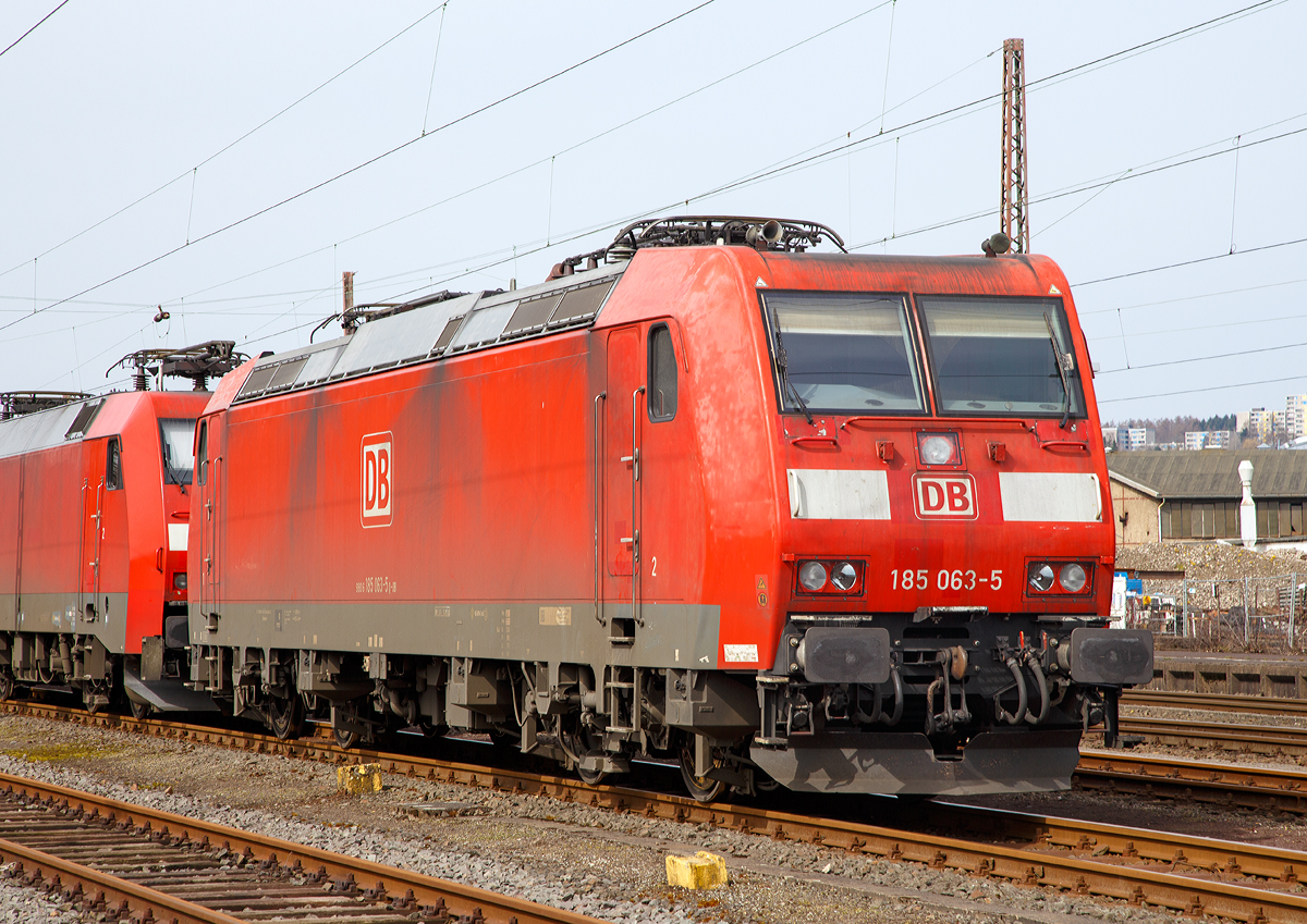 
Die die 185 063-5 (91 80 6185 063-5 D-DB) der DB Cargo Deutschland AG ist am 02.04.2016 im Kreuztaler Abstellbereich abgestellt.

Die TRAXX F140 AC1 wurde 2002 von Bombardier in Kassel unter der Fabriknummer 33480 gebaut. 