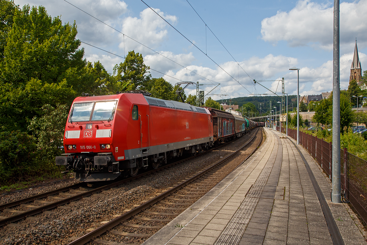 Die 185 066-8 (91 80 6185 066-8 D-DB) der DB Cargo AG fährt am 21.08.2021 mit einem sehr langen gemischten Güterzug (vermutlich leere Wagen) durch den Bahnhof Kirchen an der Sieg in Richtung Köln.

Die TRAXX F140 AC1 wurde 2002 bei Bombardier in Kassel unter der Fabriknummer 33472 gebaut. 