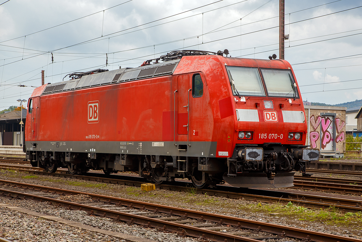 Die 185 070-0 (91 80 6185 070-0 D-DB) der DB Cargo AG ist am 24.09.2017 in Kreuztal in der Abstellgruppe abgestellt.

Die TRAXX F140 AC1 wurde 2002 von Bombardier Transportation GmbH in Kassel unter der Fabriknummer 33485 gebaut.
