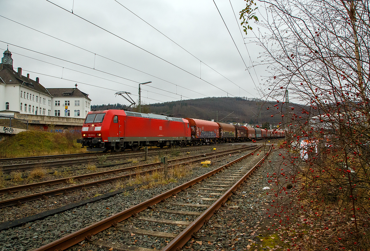 Die 185 070-0 (91 80 6185 070-0 D-DB) der DB Cargo AG) fährt am 04.12.2021 mit einem Coilzug durch Niederschelden in Richtung Köln.

Die TRAXX F140 AC1 wurde 2002 von Bombardier Transportation GmbH in Kassel unter der Fabriknummer 33485 gebaut.
