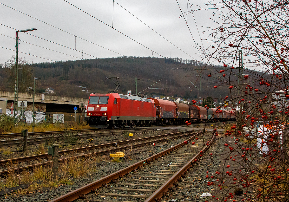 Die 185 070-0 (91 80 6185 070-0 D-DB) der DB Cargo AG) fährt am 04.12.2021 mit einem Coilzug durch Niederschelden in Richtung Köln.

Die TRAXX F140 AC1 wurde 2002 von Bombardier Transportation GmbH in Kassel unter der Fabriknummer 33485 gebaut.