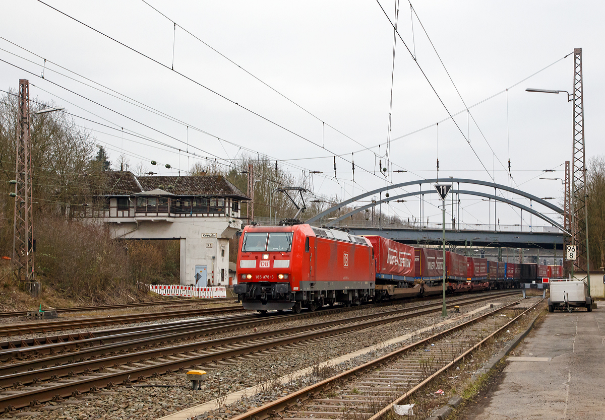 
Die 185 078-3 (91 80 6185 078-3 D-DB) der DB Schenker Rail Deutschland AG f�hrt am 12.03.2016 mit einem  Winner -Ganzzug durch Kreuztal in Richtung Hagen bzw. Wuppertal.

Die TRAXX F140 AC1 wurde 2002 von Bombardier in Kassel unter der Fabriknummer 33493 gebaut.