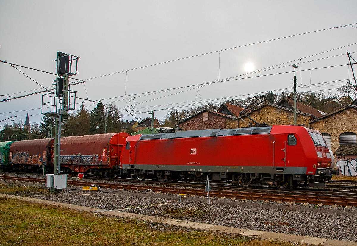 Die 185 083-3 (91 80 6185 083-3 D-DB) der DB Cargo fährt am 08.12.2021 mit einem sehr langen Coilzug (verm. leer Wagen) durch Betzdorf (Sieg) in Richtung Köln.

Die TRAXX F140 AC1 wurde 2002 von Bombardier in Kassel unter der Fabriknummer 33499. 
