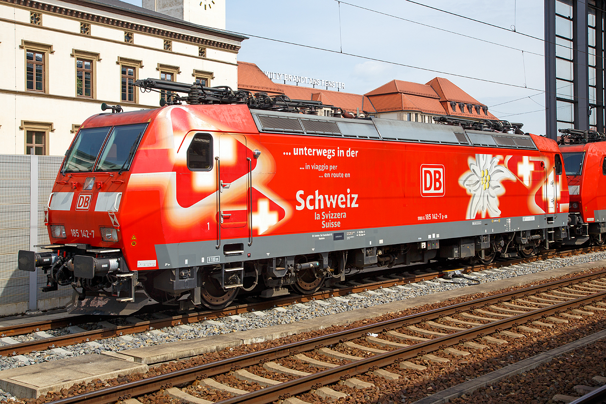 
Die 185 142-7  Edelweiss  bzw.  ...unterwegs in der Schweiz / ...in viaggio per la Svizzera / ...en route en Suisse  (91 80 6185 142-7 D-DB) der DB Cargo Deutschland AG ist am 30.04.2016, als Teil von einem langen Lokzug, im Hbf Erfurt abgestellt.

Die TRAXX F140 AC1 wurde 2003 von Bombardier in Kassel unter der Fabriknummer 33604 gebaut.  