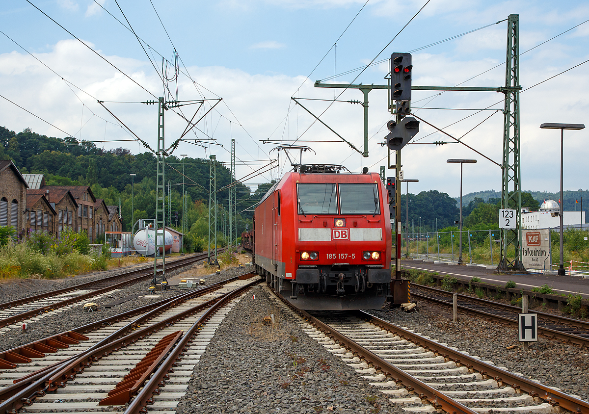 
Die 185 157-5 (91 80 6185 157-5 D-DB) der DB Cargo AG fährt am 27.07.2016 mit einem leeren Autotransportzug (Wagen der Gattung Laaaks 553) durch den Bahnhof Betzdorf (Sieg) in Richtung Siegen.