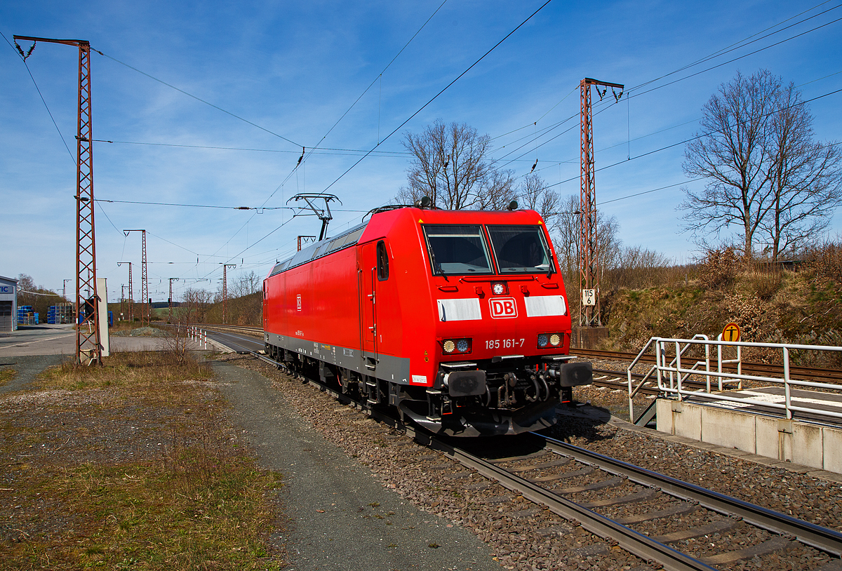 Die 185 161-7 (91 80 6185 161-7 D-DB) der DB Cargo rauscht (Hg ist hier 90 km/h), als Lz (Lokzug) bzw. auf Tfzf (Triebfahrzeugfahrt), am 11.04.2022 durch Wilnsdorf-Ruderdorf in Richtung Dillenburg.

Die TRAXX F 140 AC1wurde 2004 von der Bombardier Transportation GmbH in Kassel unter der Fabriknummer 33635 gebaut.