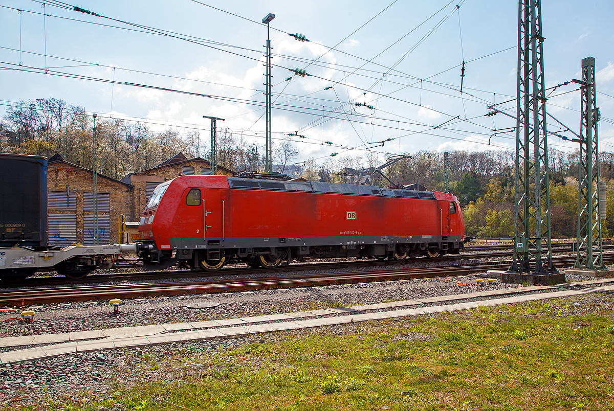 Die 185 162-5 (91 80 6185 162-5 D-DB) der DB Cargo Deutschland AG fährt am 30.04.2021 mit einem KLV-Zug durch Betzdorf/Sieg in Richtung Köln. 

Die TRAXX F140 AC1 wurde 2004 bei Bombardier in Kassel unter der Fabriknummer 33637 gebaut und an die DB Cargo AG (damals Railion Deutschland AG) geliefert.
