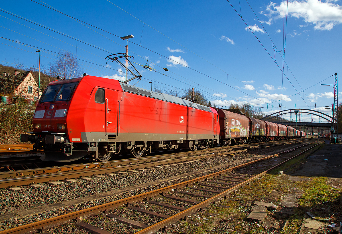 Die 185 171-6 (91 80 6185 171-6 D-DB) der DB Cargo AG verlässt am 23.02.2022 mit einem Coilzug den Rbf Kreuztal.  Bevor es in Richtung Hagen geht hat sie im Bahnhof erst einmal Hp 0, da die Ruhr-Sieg-Strecke teilweise an diesem Tag nur eingleisig befahrbar war. 

Die TRAXX F140 AC1 wurde 2004 von der Bombardier in Kassel unter der Fabriknummer 33651 gebaut.

