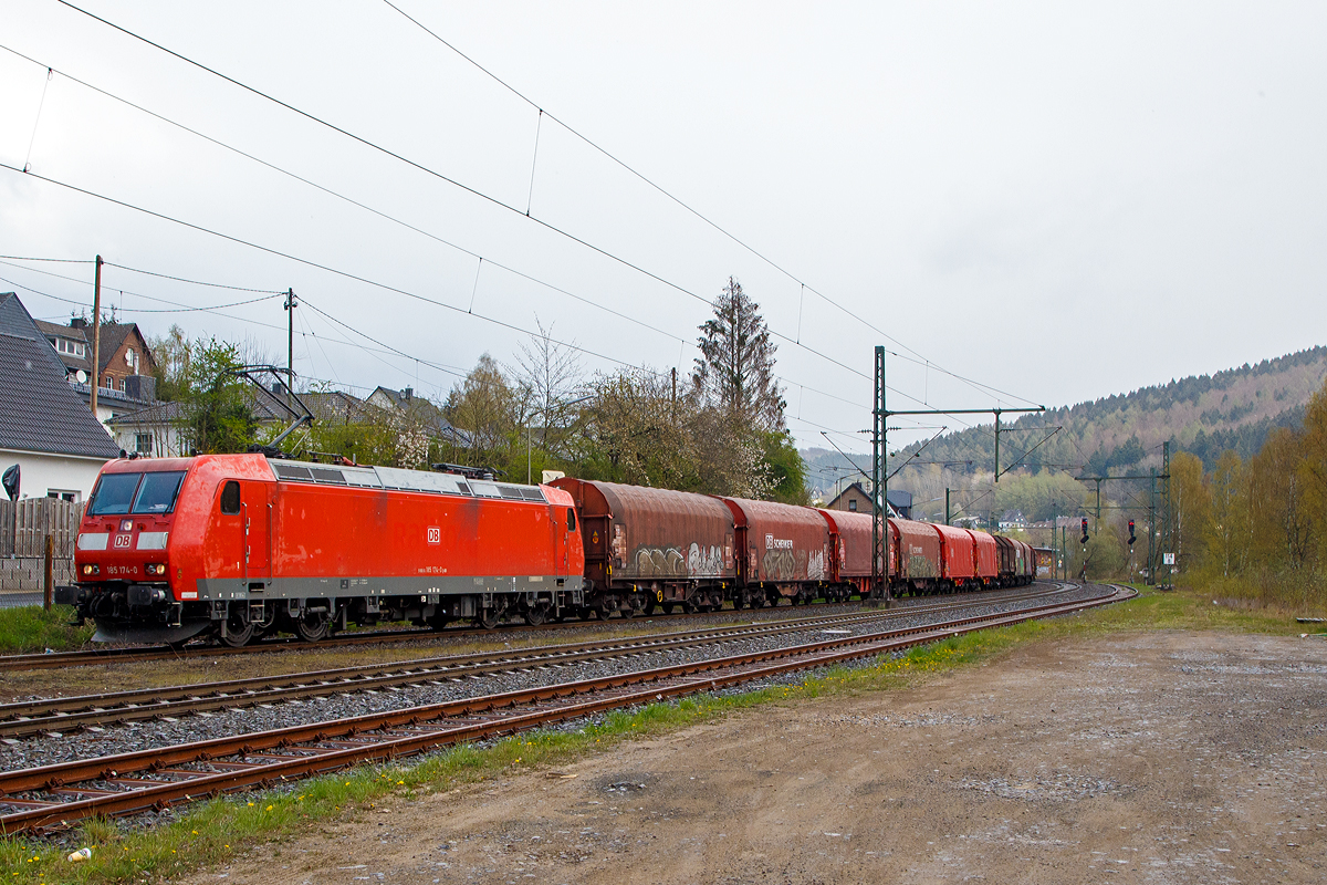 
Die 185 174-0 (91 80 6185 174-0 D-DB) der DB Cargo AG fährt am 13.04.2019 mit einem Coil-Güterzug durch Mudersbach/Sieg in Richtung Köln.