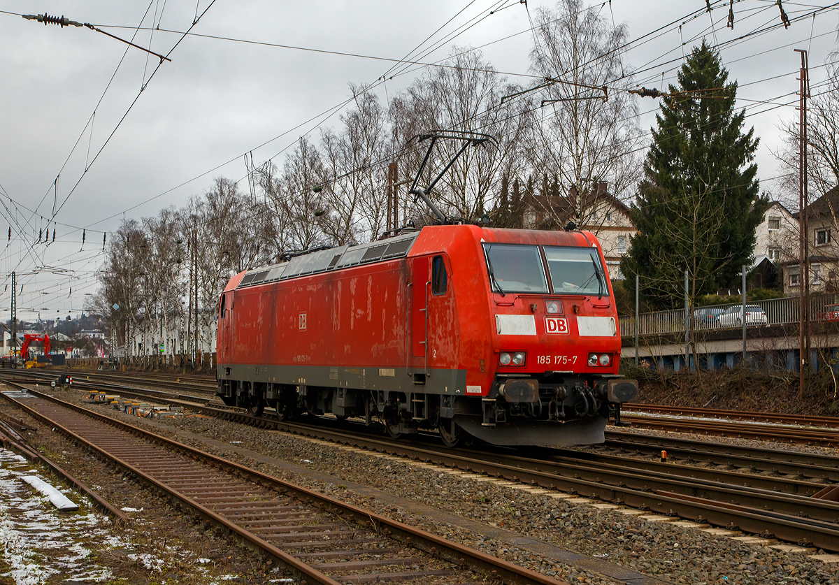 Die 185 175-7 (91 80 6185 175-7 D-DB) der DB Cargo AG fährt am 08.01.2020 in Kreuztal von der Abstellgruppe in den Rangierbahnhof.

Am 26.10.2021konnte ich sie in Geislingen (Steige) als Schublok sehen, siehe:
http://hellertal.startbilder.de/bild/deutschland~e-loks~br-185-traxx-f140-ac1/755486/die-derzeitige-geislinger-schublok-die-185.html

Die TRAXX F140 AC1 wurde 2004 von Bombardier Transportation GmbH in Kassel unter der Fabriknummer 33656 gebaut.

