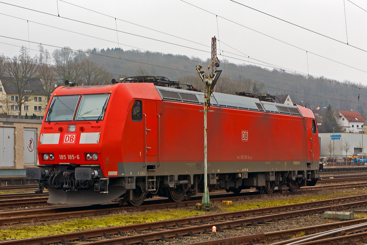 
Die 185 186-6 (91 80 6185 18565 D-DB) der DB Schenker Rail Deutschland AG steht am 30.11.2014 im Kreuztaler Abstellbereich. 

Die TRAXX F140 AC wurde 2004 bei Bombardier in Kassel unter der Fabriknummer 33669  gebaut.