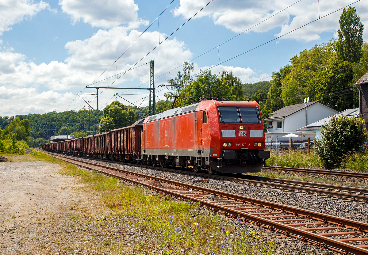 Die 185 193-2 (91 80 6185 173-2 D-DB) der DB Cargo AG f�hrt am 12.06.2020, mit einem offenen G�terzug (Wagen der Gattung Eanos-x), durch Mudersbach in Richtung Siegen.

Die TRAXX F140 AC1 wurde 2004 von Bombardier in Kassel unter der Fabriknummer 33653 gebaut