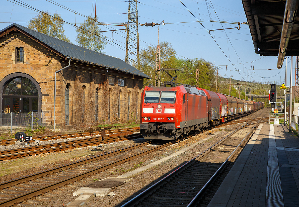 
Die 185 197-1 (91 80 6185 197-1 D-DB), eine TRAXX F140 AC1 der DB Cargo Deutschland AG fährt am 20.04.2018 mit einem gem. Güterzug durch den Bf. Kreuztal in Richtung Süden.