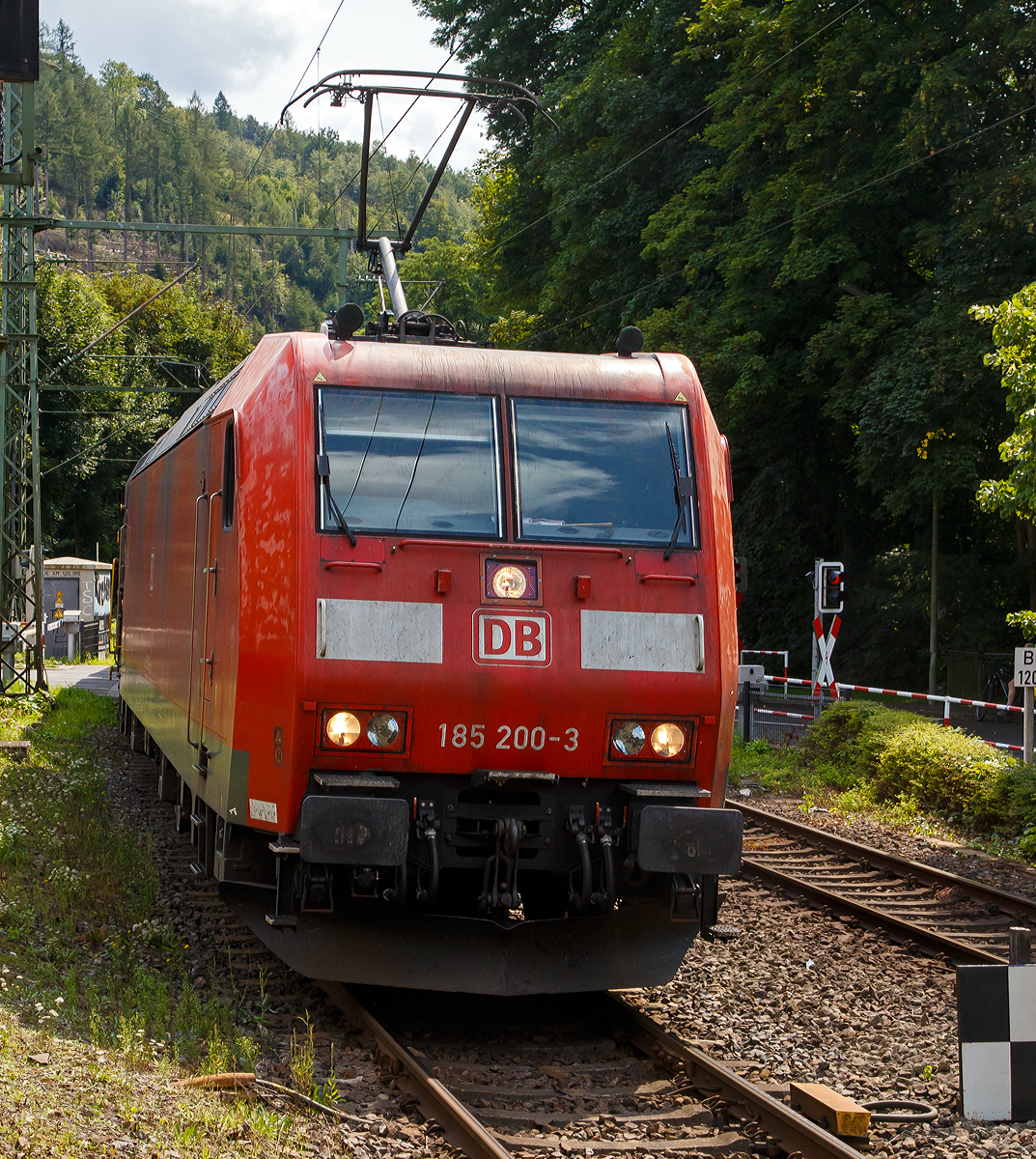 Die 185 200-3 (91 80 6185 200-3 D-DB) der DB Cargo AG fährt am 21.08.2021 mit einem gemischten Güterzug, durch Kirchen/Sieg in Richtung Siegen. (Aufnahme vom Bahnsteig).

Die TRAXX F140 AC1 wurde 2004 bei Bombardier in Kassel unter der Fabriknummer 33711 gebaut. Sie war die letzte an die DB Cargo AG (damals Railion Deutschland AG) gelieferten der Serie TRAXX F140 AC1. Danach begann mit der 185 201-1 die Serie der TRAXX F140 AC2.

