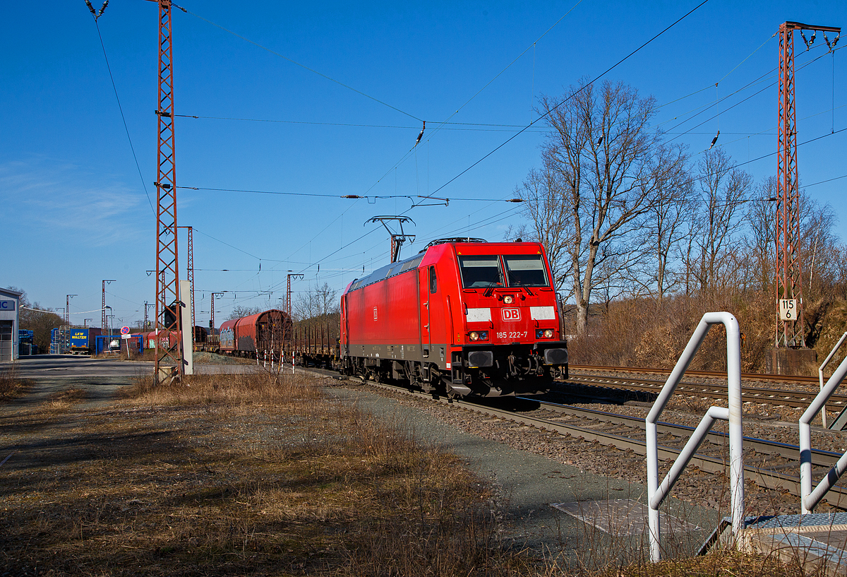 Die 185 222-7 (91 80 6185 222-7 D-DB) der DB Cargo AG f�hrt am 09.03.2022 mit einem extrem langen gemischten G�terzug durch Rudersdorf (Kr. Siegen) �ber die Dillstrecke (KBS 445) in Richtung Dillenburg. 

Der Zug wurde, von der an die DB Cargo AG vermietete Railpool 151 058-5 (91 80 6151 058-5 D-Rpool), nachgeschoben. In Deutschland betr�gt die maximale Zugl�nge 740 Meter, auf ausgew�hlten Strecken 835 Meter.
