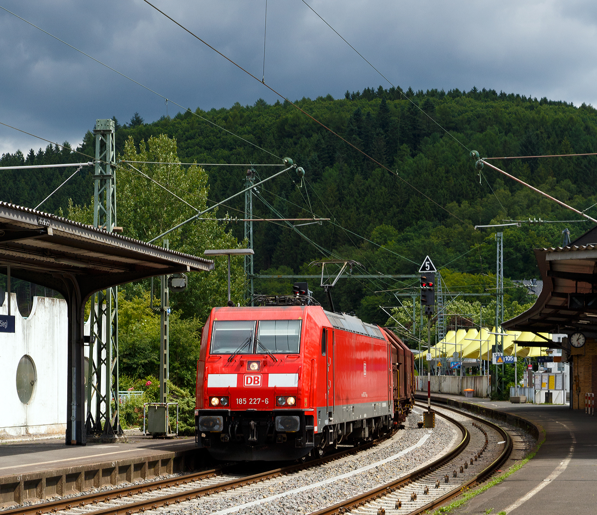 
Die 185 227-6 (91 80 6185 227-6 D-DB) der DB Cargo Deutschland AG fährt am 15.07.2017 mit einem gem. Güterzug (darunter einige Gafahrgutwagen) durch den Bahnhof Betzdorf/Sieg in Richtung Köln. 

Die TRAXX F140 AC2 wurde 2005 von Bombardier in Kassel unter der Fabriknummer 33751 gebaut.
