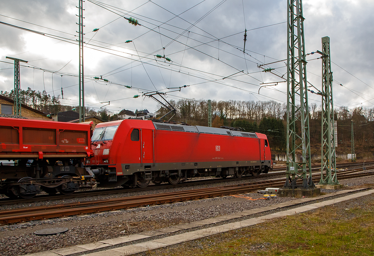 Die 185 244-1 (91 80 6185 244-1 D-DB) der DB Cargo AG fährt am 23.02.2022 mit einem Schotterzug (unterschiedliche Wagen) durch Betzdorf (Sieg) in Richtung Köln. Nochmal einen lieben Gruß an den sehr netten Lokführer zurück, der mich mit Signal und Handzeichen grüßte. 

Die TRAXX F140 AC2 wurde 2005 von Bombardier in Kassel unter der Fabriknummer 33774 gebaut.
