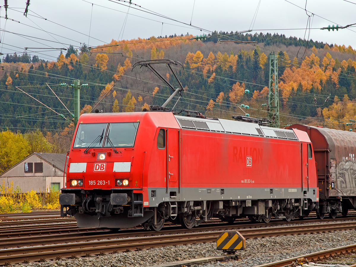 
Die 185 263-1 (91 80 6185 263-1 D-DB) der DB Schenker Rail Deutschland AG fährt am 07.11.2015 mit einem gemischten Güterzug durch Betzdorf/Sieg in Richtung Köln. 

Die TRAXX F140 AC2 wurde 2006 bei Bombardier in Kassel unter der Fabriknummer 34114 gebaut. 