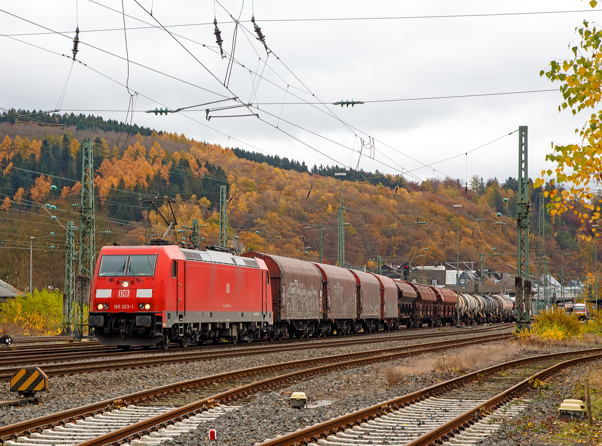 
Die 185 263-1 (91 80 6185 263-1 D-DB) der DB Schenker Rail Deutschland AG fährt am 07.11.2015 mit einem gemischten Güterzug durch Betzdorf/Sieg in Richtung Köln. 