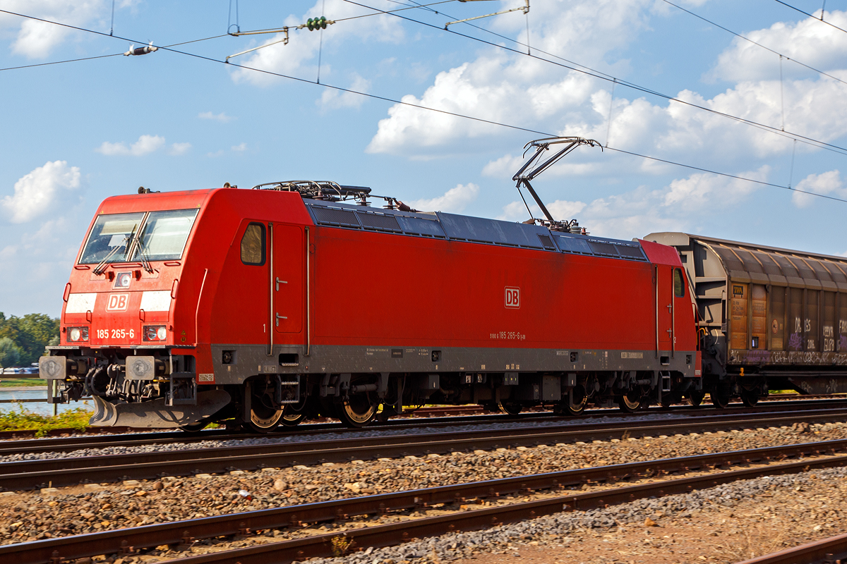 
Die 185 265-6 (91 80 6185 265-6 D-DB) der DB Cargo fährt am 31.08.2019, mit einem Gedeckten Güterzug (Drehgestell Güterwagen mit zweiteiligen Aluminium-Schiebewänden der Gattung Habbins), durch Koblenz-Ehrenbreitstein in Richtung Süden. 

Die TRAXX F140 AC2 wurde 2006 von der Bombardier Transportation GmbH in Kassel unter der Fabriknummer 34117 gebaut.  