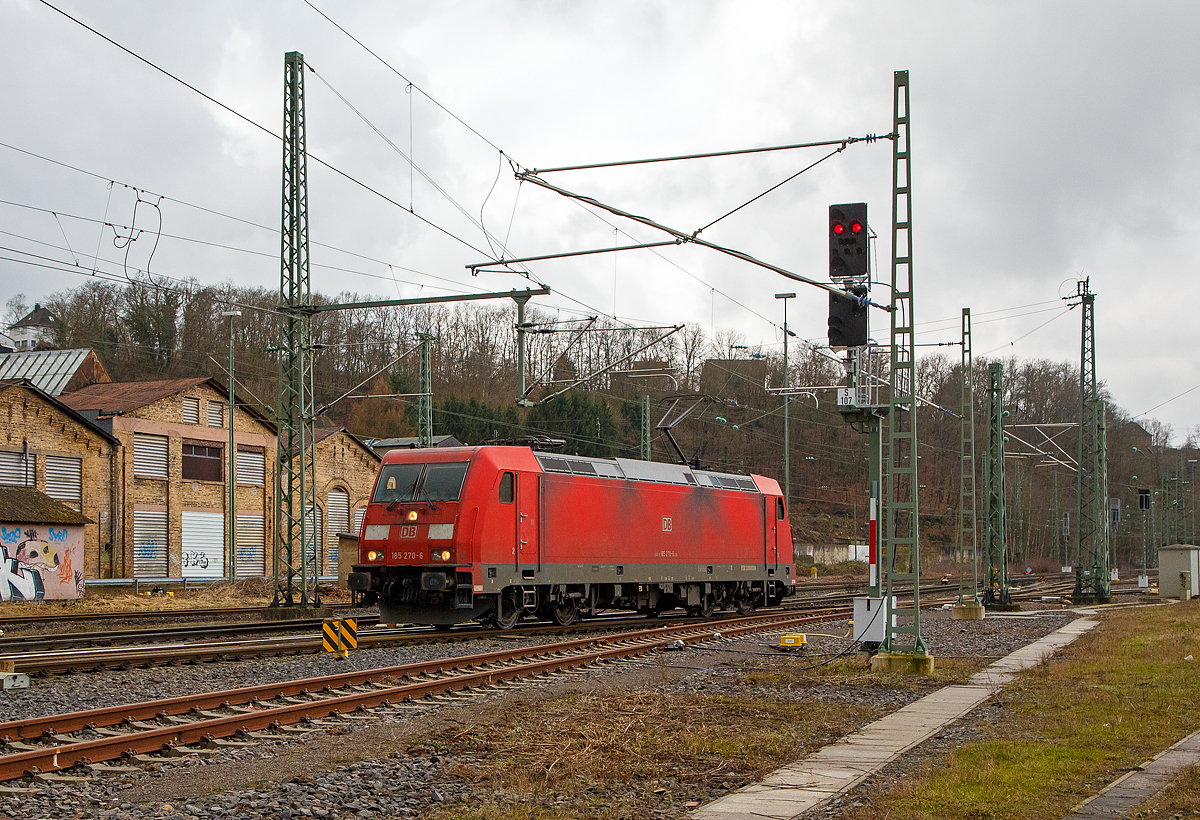Die 185 270-6 (91 80 6185 270-6 D-DB) der DB Cargo AG fährt am 15.02.2022 solo als Lz (Lokzug) bzw. Tfzf (Triebfahrzeugfahrt) durch Betzdorf/Sieg in Richtung Siegen.

Die 185.2 (TRAXX F140 AC2) wurde 2009 bei Bombardier in Kassel unter der Fabriknummer 34690 gebaut.
