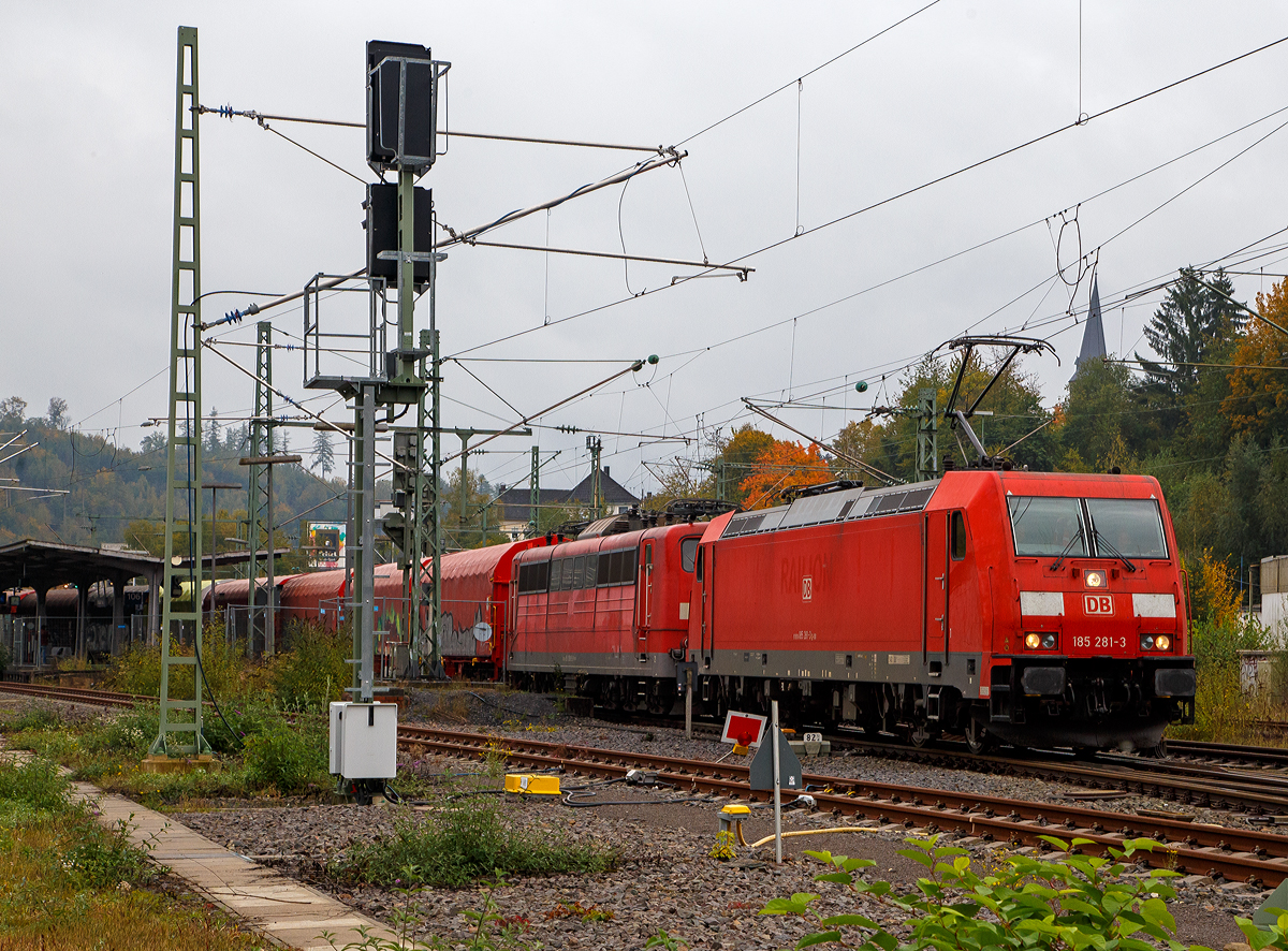 Die 185 281-3 (91 80 6185 281-3 D-DB) der DB Cargo Deutschland AG fährt am 14.10.2021, mit der kalten Railpool 151 058-5 (91 80 6151 058-5 D-Rpool) und einem Coilzug am Haken, durch Betzdorf (Sieg) in Richtung Köln.

Die TRAXX F140 AC2 (BR 185.2) wurde 2007 bei Bombardier in Kassel unter der Fabriknummer 34144 gebaut. 

Die 151 058-5 wurde 1974 von Henschel in Kassel unter der Fabriknummer 31801 gebaut. Bis 31.12.2016 gehörte sie zur DB Cargo AG. Zum 01.01.2017 wurden je 100 sechsachsige elektrische Altbau-Lokomotiven der Baureihen 151 und 155 an den Lokvermieter Railpool verkauft. Die DB Cargo mietet daraufhin 100 Loks von Railpool wieder an. 
