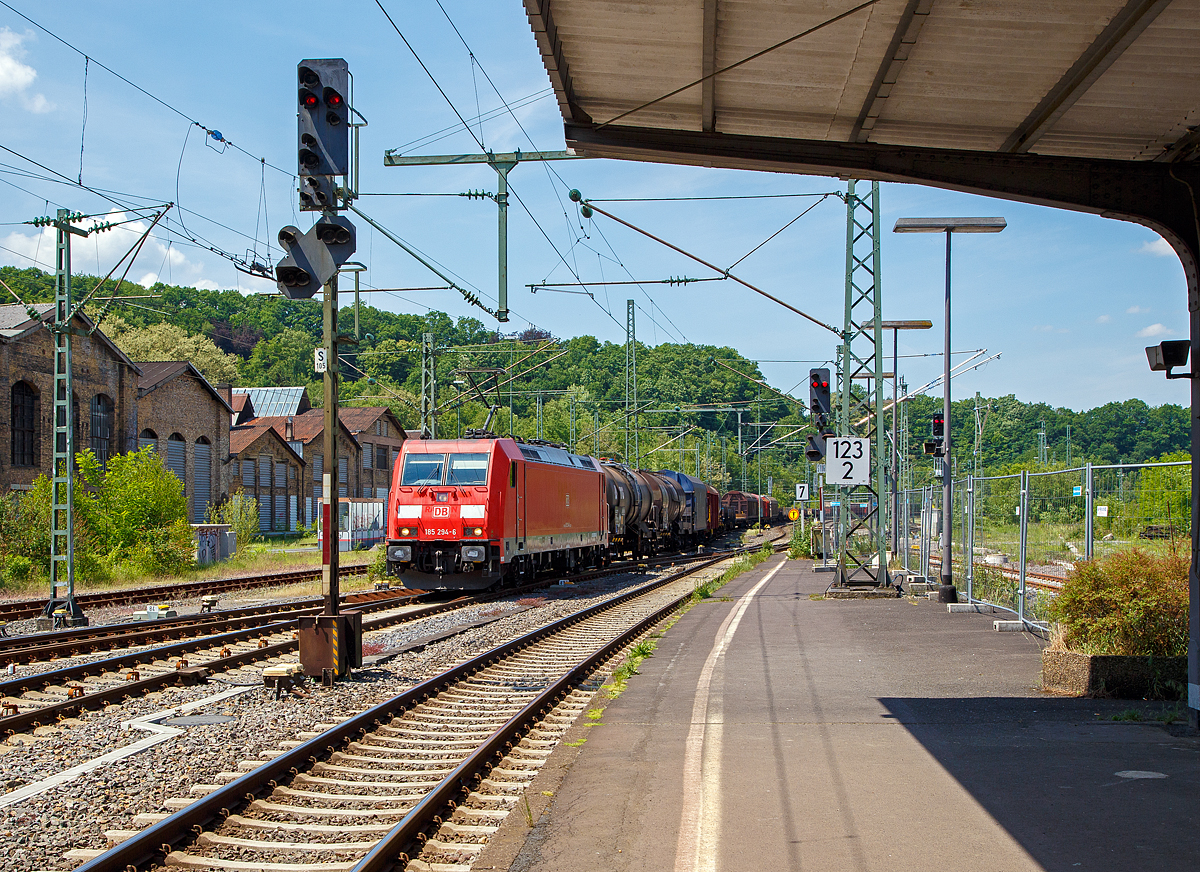 Die 185 294-6 (91 80 6185 294-6 D-DB) der DB Cargo Deutschland AG f�hrt am 26.05.2018 mit einem gemischten G�terzug durch Betzdorf (Sieg) in Richtung Siegen. 

Die TRAXX wurde 2007 von Bombardier in Kassel unter der Fabriknummer 34157 gebaut. 
