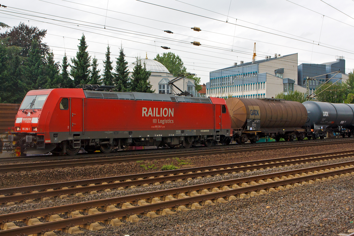 
Die 185 296-1 der  DB Schenker Rail Deutschland AG fährt mit einem Kesselwagenzug durch den Bf Porz in Richtung Troisdorf.