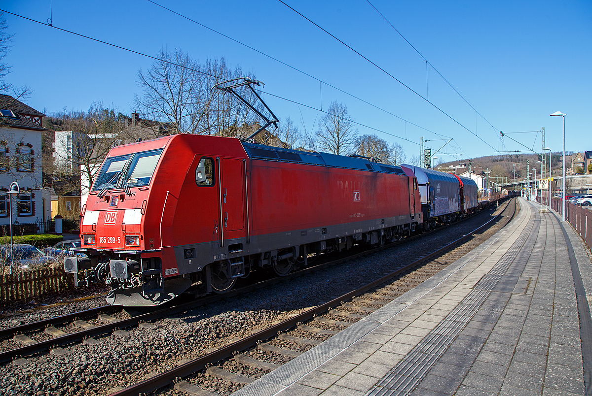 Die 185 299-5 (91 80 6185 299-5 D-DB) der DB Cargo AG fährt am 18.03.2022 mit einem gemischten Güterzug durch den Bf Kirchen (Sieg) in Richtung Köln.

Die TRAXX F140 AC2 wurde 2007 von Bombardier in Kassel unter der Fabriknummer 34166 gebaut.

