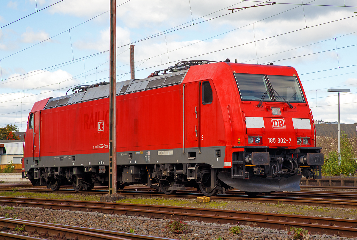 
Die 185 302-7 (91 80 6185 302-7 D-DB) der DB Schenker Rail Deutschland AG ist am 27.07.2015 in Kreuztal abgestellt . 

Die TRAXX F140 AC2 wurde 2007 bei Bombardier in Kassel unter der Fabriknummer 34170  gebaut.