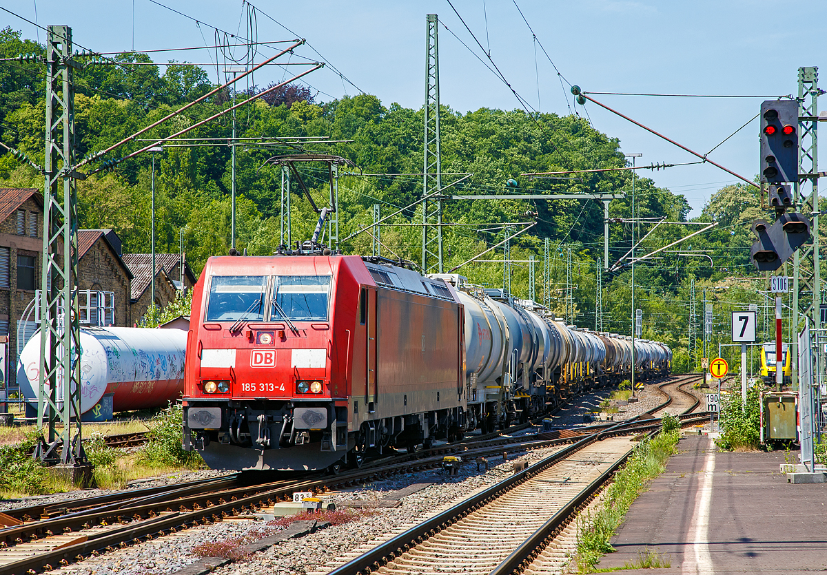 Die 185 313-4 (91 80 6185 313-4 D-DB) der DB Cargo Deutschland AG f�hrt am 26.05.2018 mit einem Kesselwagenzug durch Betzdorf (Sieg) in Richtung Siegen. 

Die TRAXX wurde 2007 von Bombardier in Kassel unter der Fabriknummer 34181 gebaut. 

